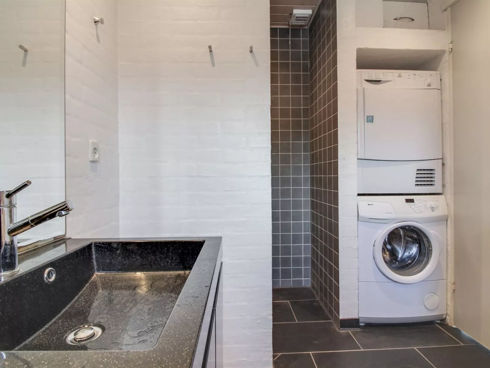 "Mayke" - 900m from the sea-Dedans