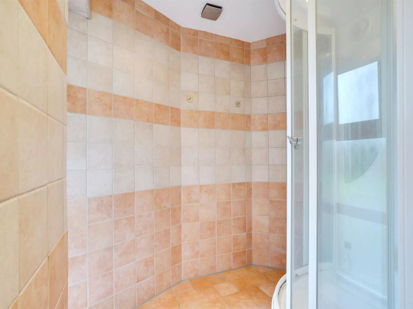 "Philip" - 2km from the sea-Inside