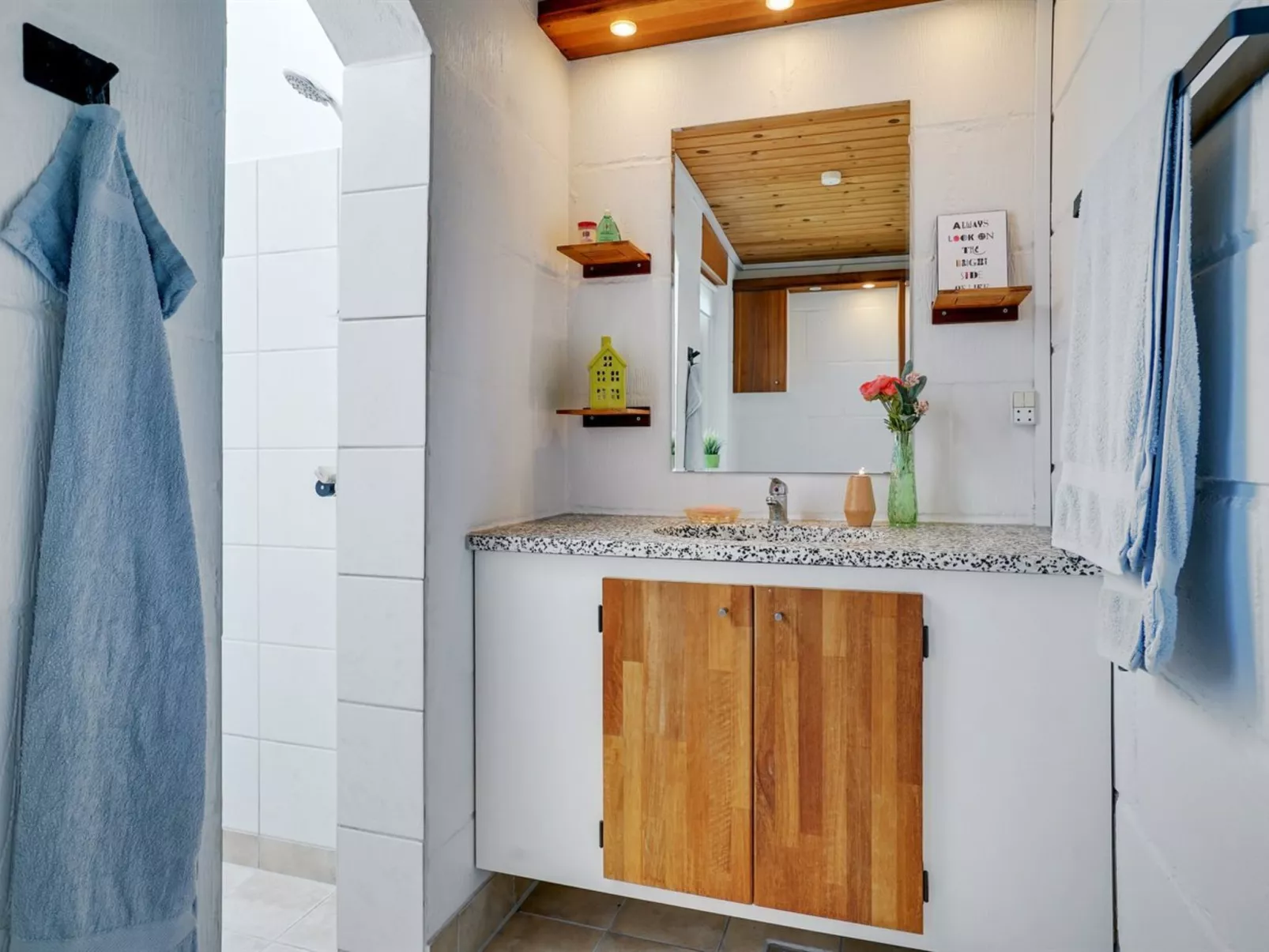 "Guthrik" - 900m from the sea-Inside