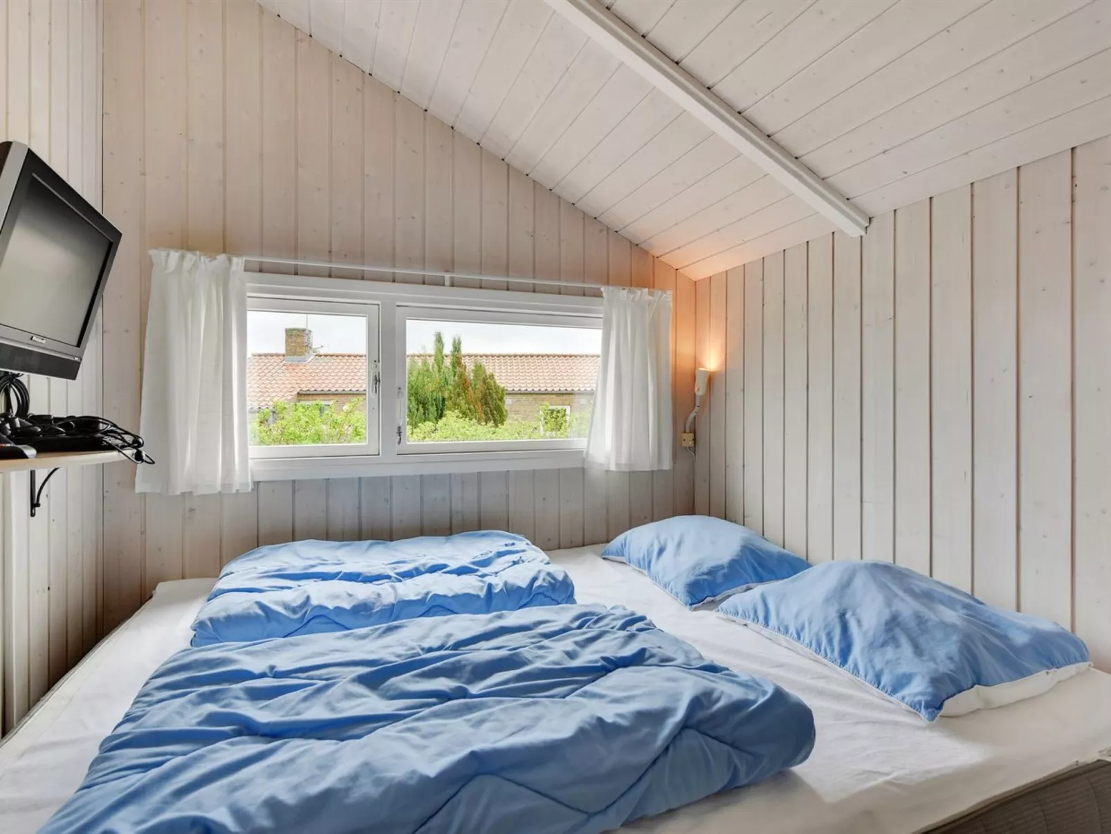 "Hwiting" - 200m from the sea-Inside