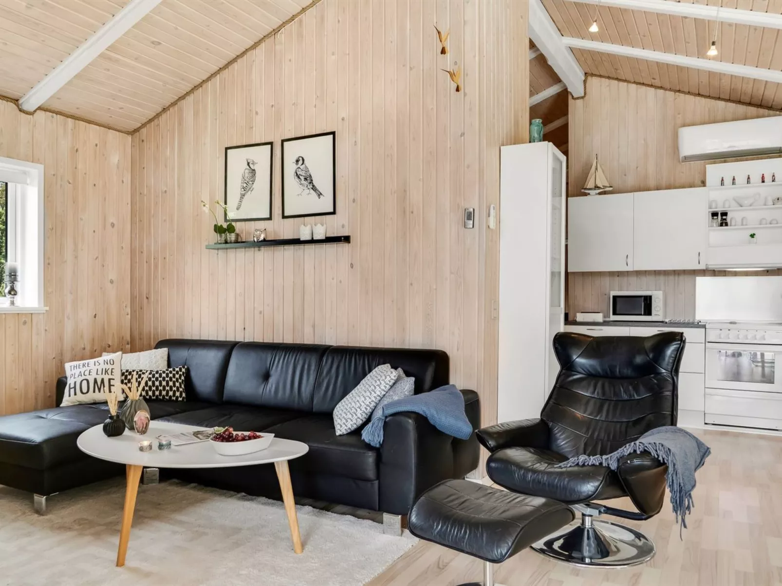 "Aja" - 900m from the sea-Drinnen