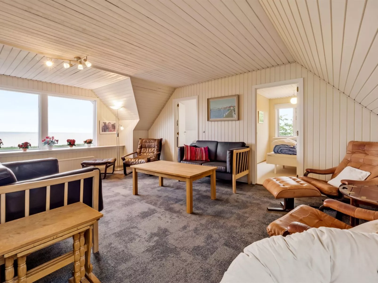 "Emmie" - 50m to the fjord-Dedans