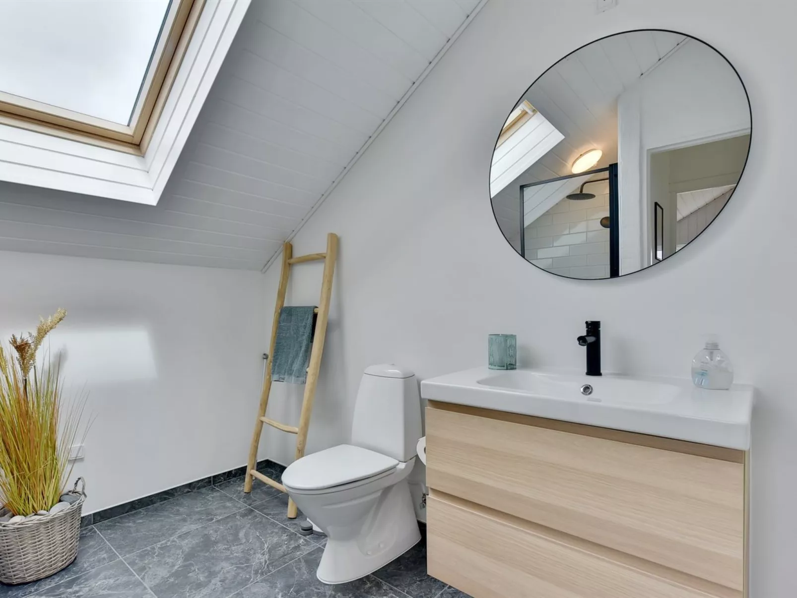 "Arvo" -  from the sea-Drinnen