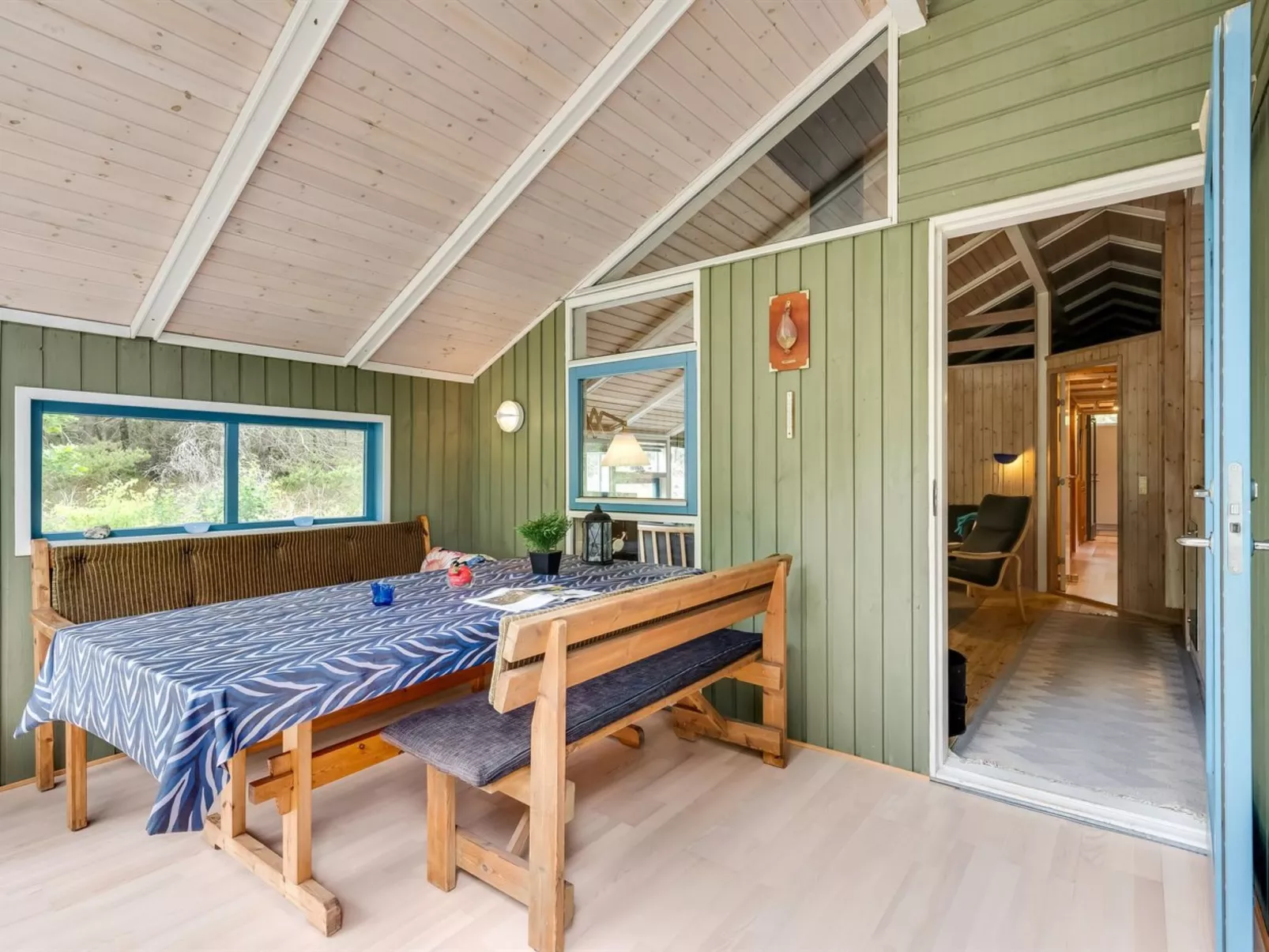 "Aamu" - 300m to the fjord-Inside