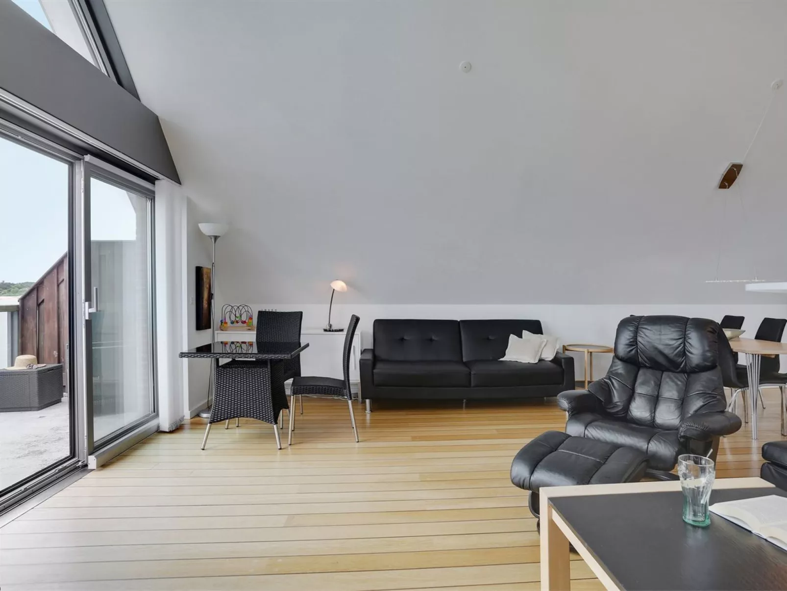 "Femme" - 15m from the sea-Drinnen