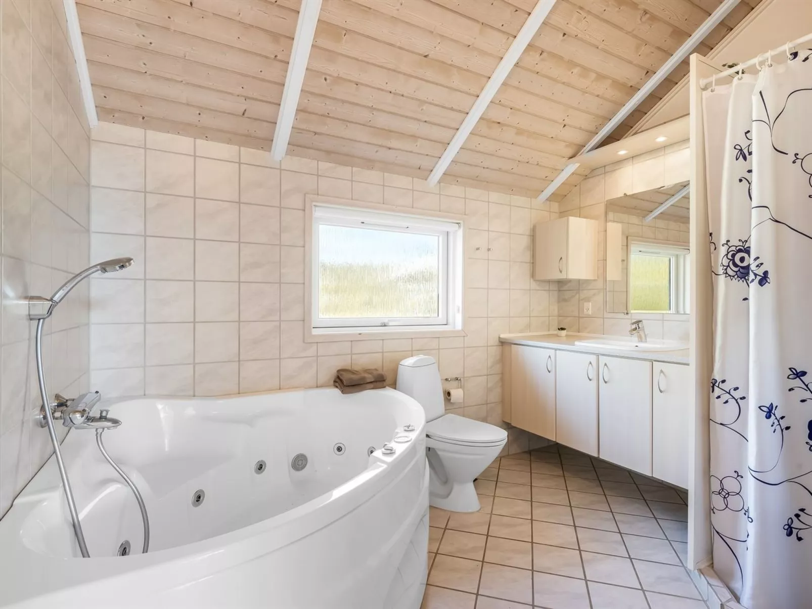 "Germaine" - 1.2km from the sea-Inside