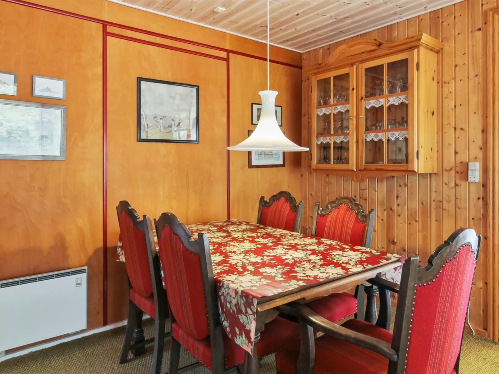 "Redward" - 1km from the sea-Drinnen