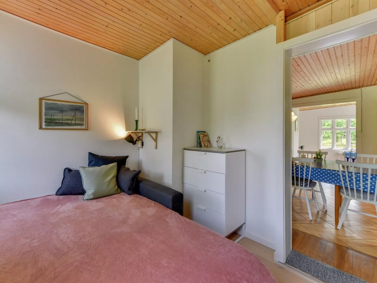 "Sebastian" - 100m to the fjord-Inside