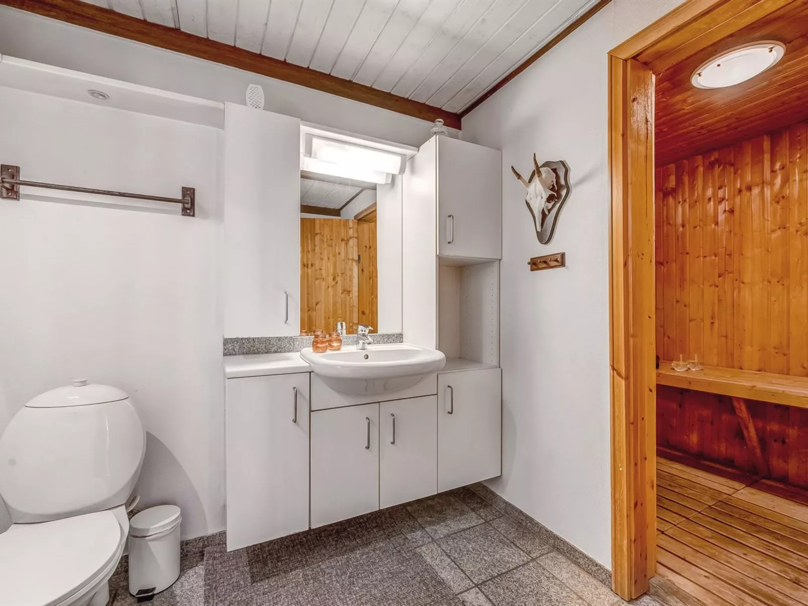 "Bjart" - 50m to the fjord-Dedans