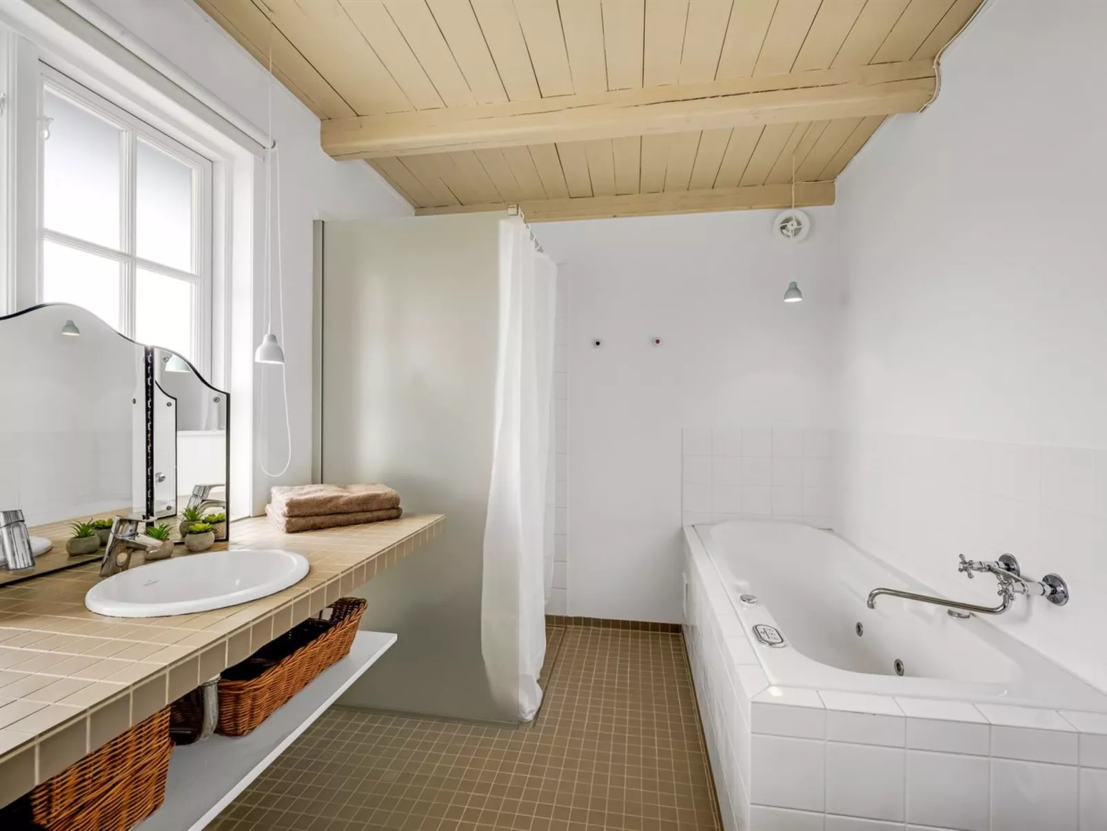 "Jamie" - 200m from the sea-Inside