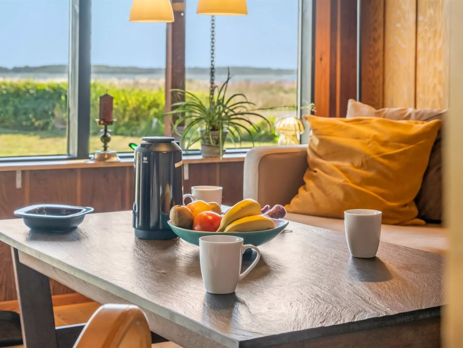 "Tayana" - 75m to the fjord-Drinnen