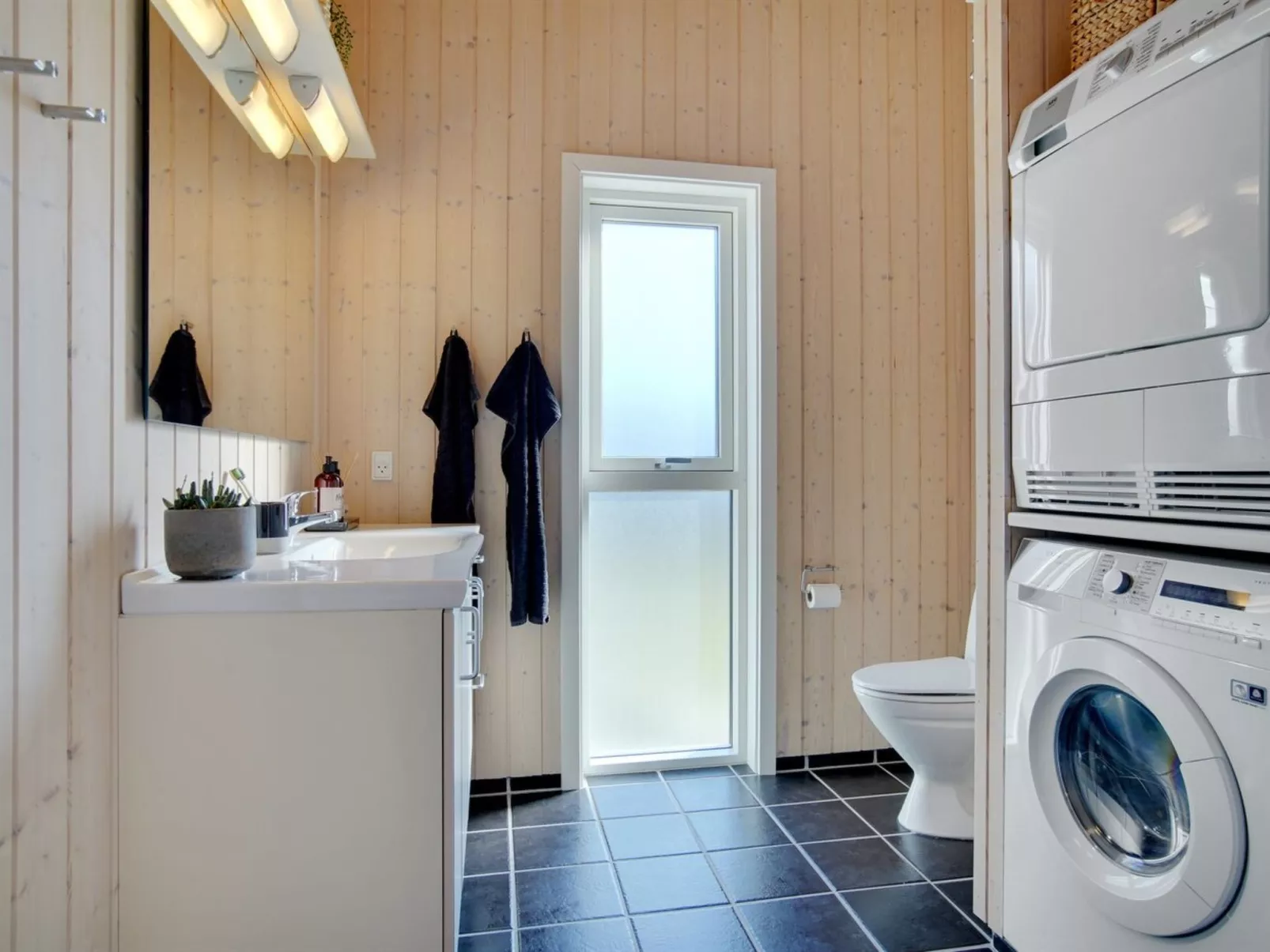 "Ulf" - 100m from the sea-Drinnen