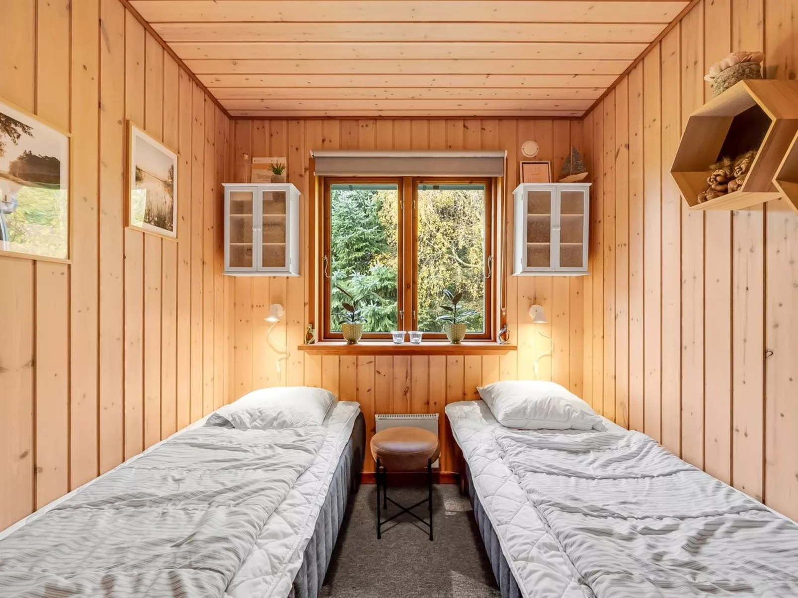 "Engeline" - 300m to the fjord-Drinnen