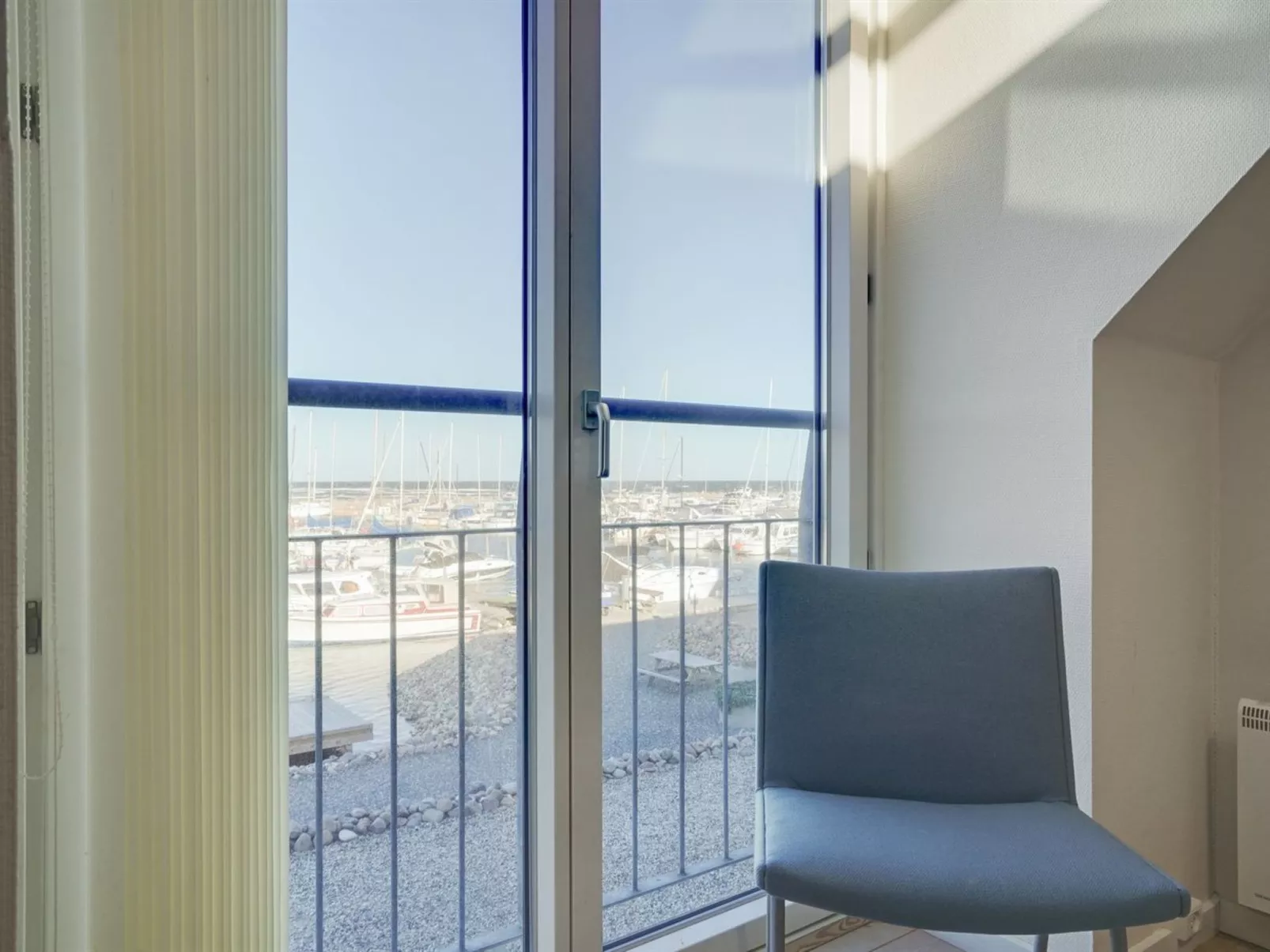 "Line" - 10m from the sea-Dedans