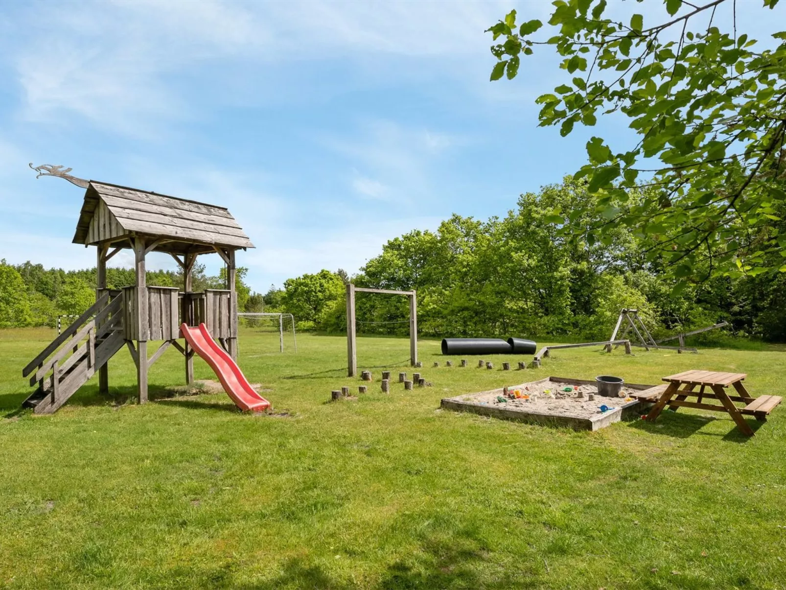 "Tydulf" - 34km from the sea-Inside