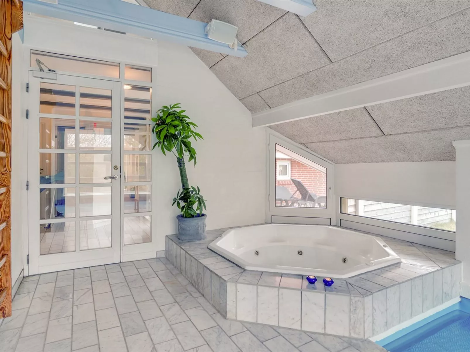 "Swening" - 2.1km from the sea-Drinnen