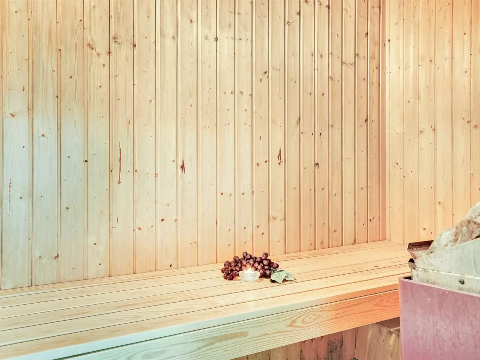 "Aurelia" - 500m to the fjord-Drinnen