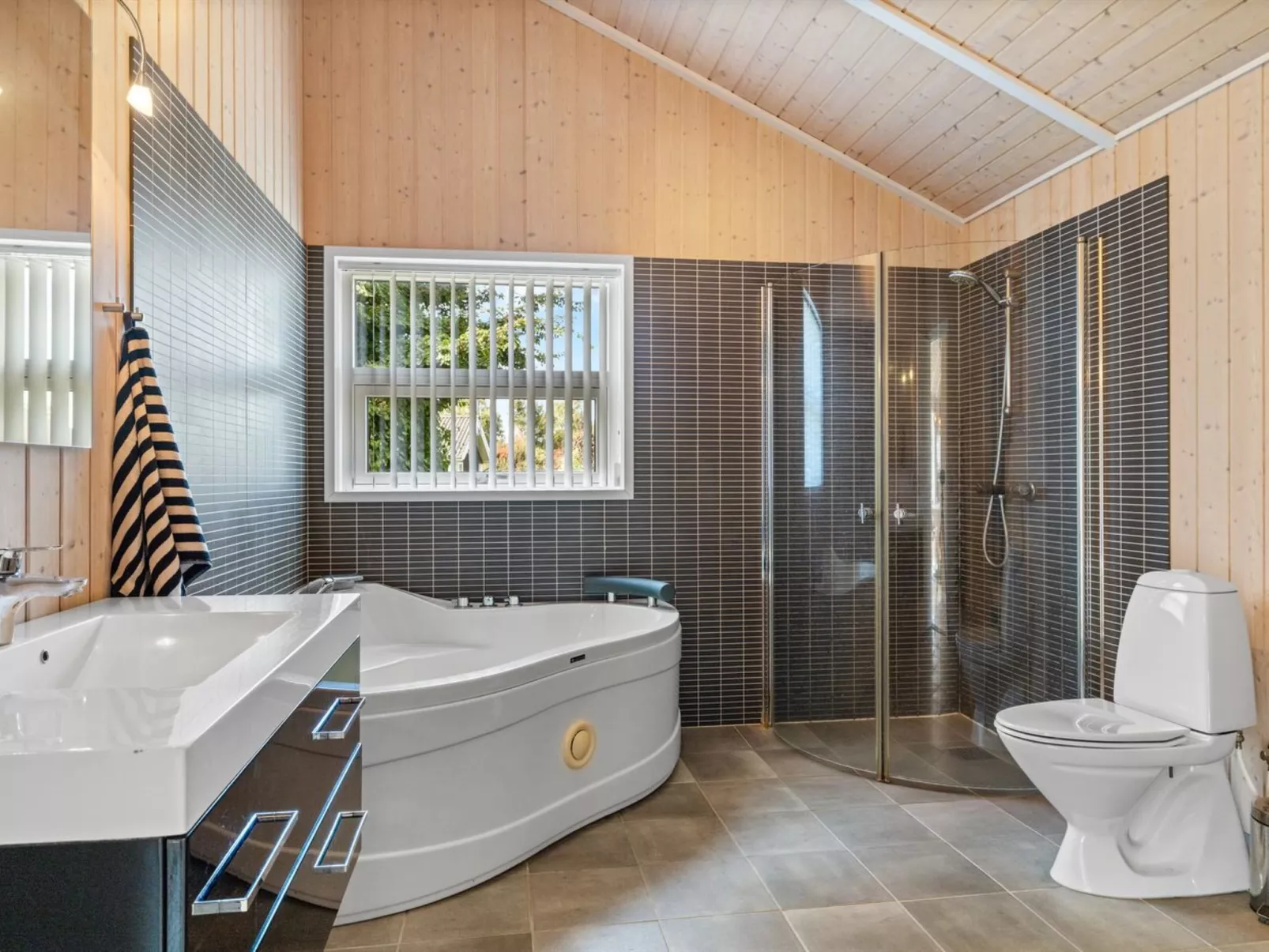 "Ønevus" - 550m from the sea-Drinnen