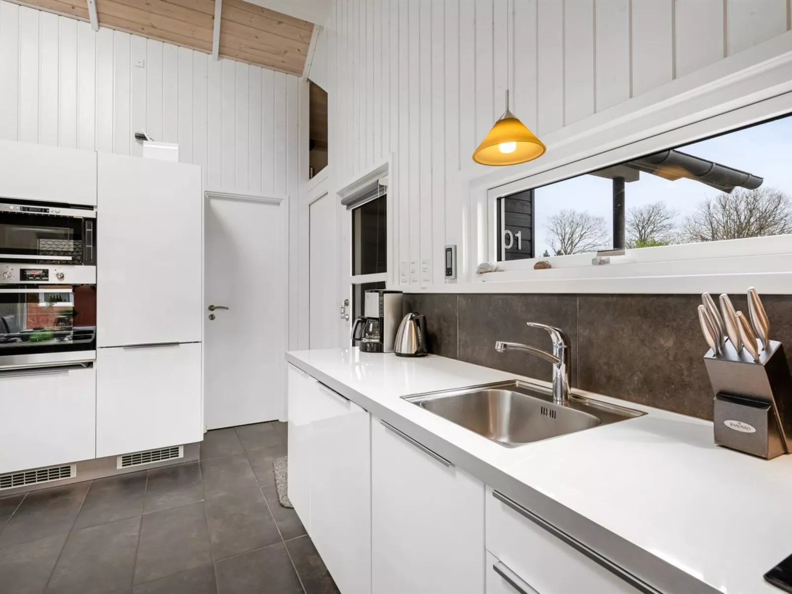 "Ketilbiorn" - 1.2km to the fjord-Inside