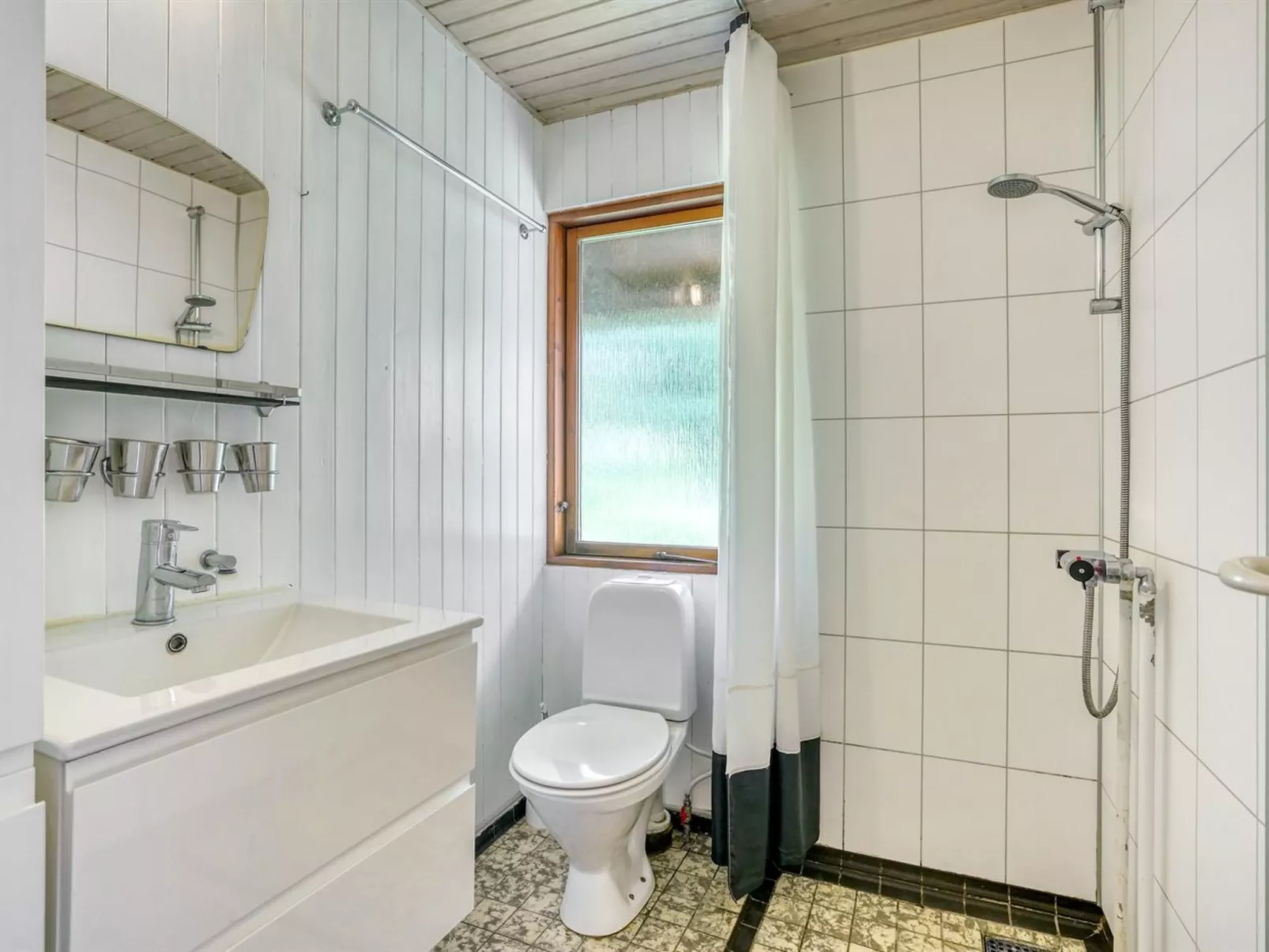 "Ingeborg" - 100m to the fjord-Drinnen