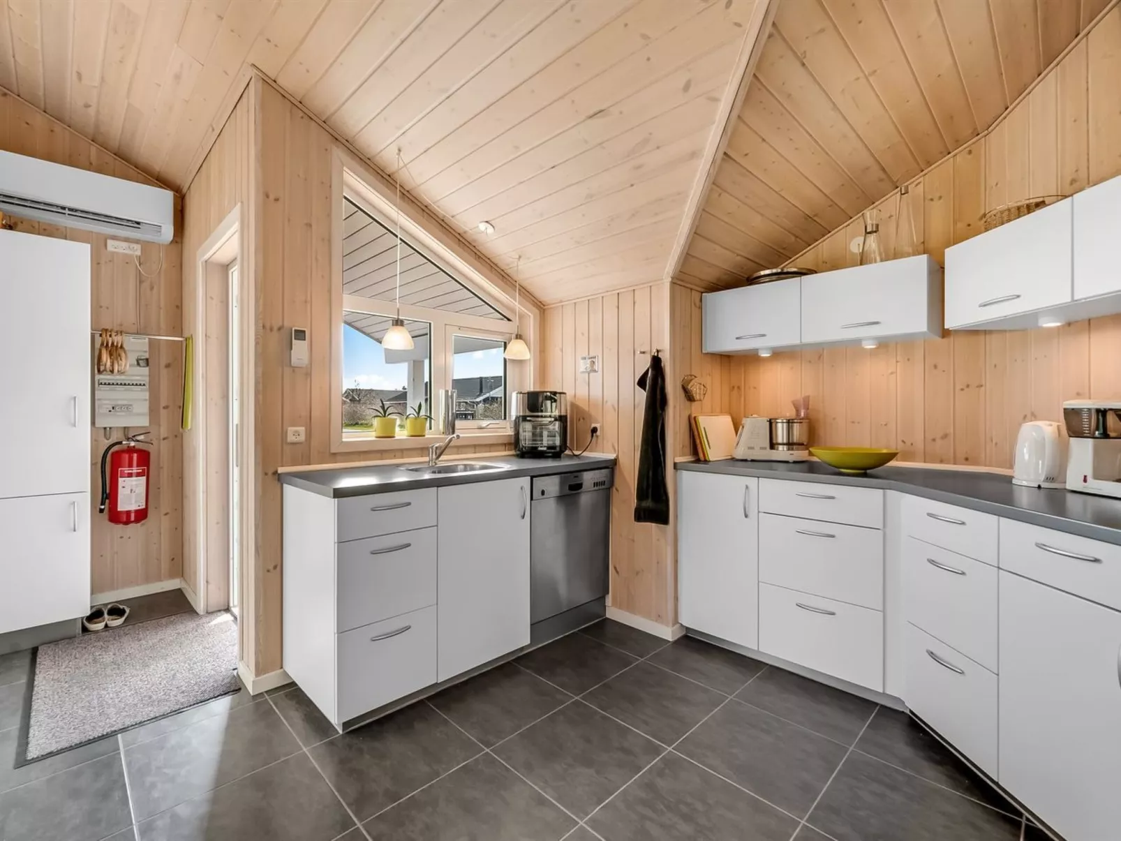 "Tobbi" - 1.1km to the fjord-Inside