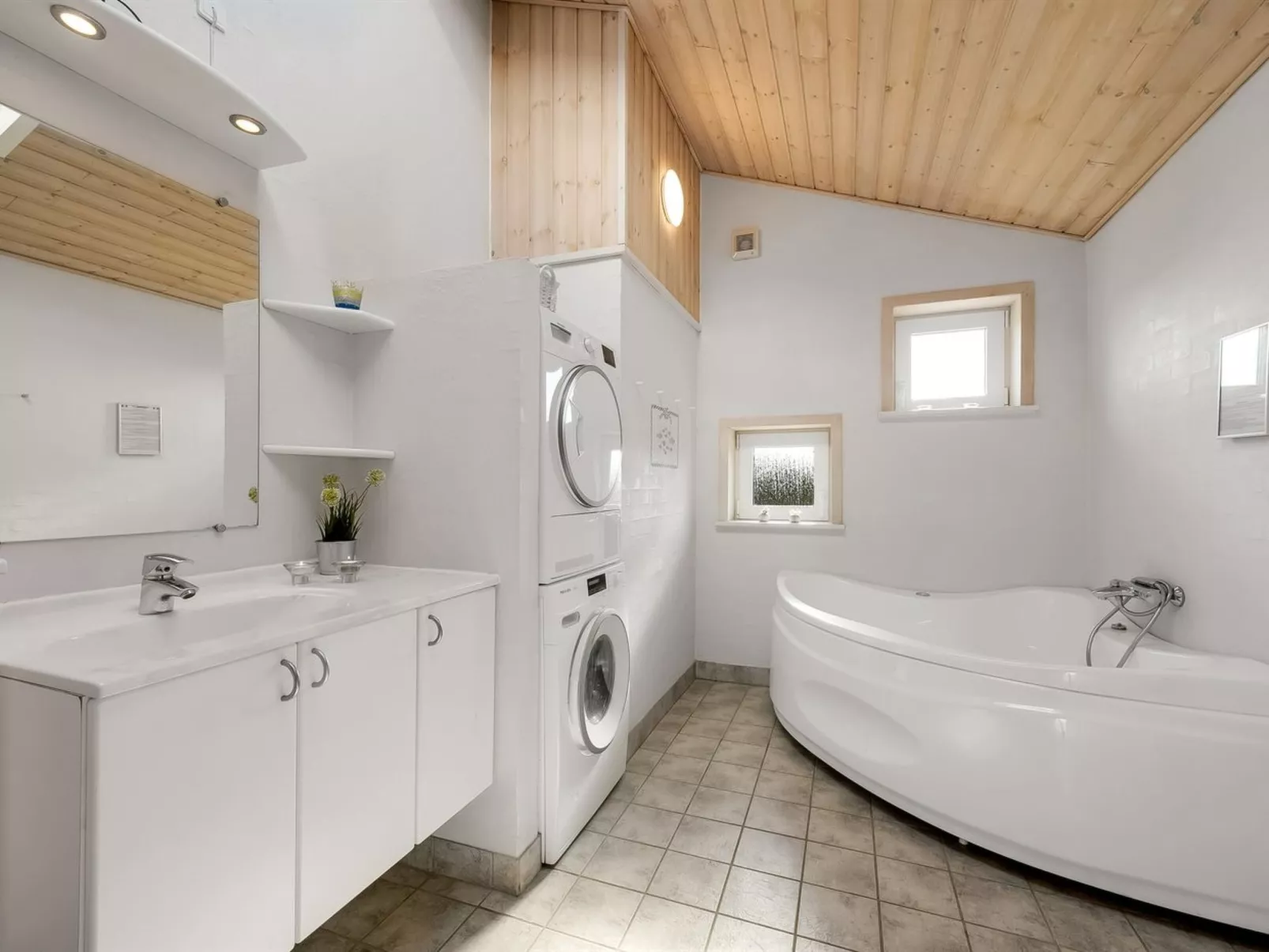 "Ellis" - 700m to the fjord-Drinnen