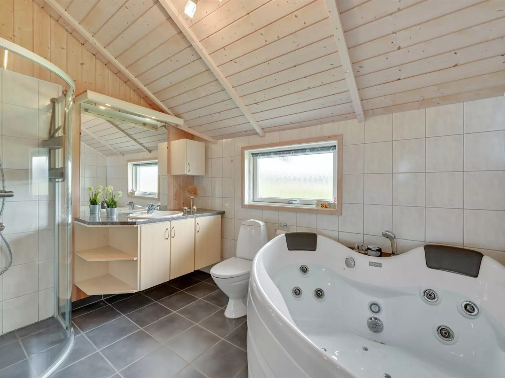 "Binna" - 1.2km to the fjord-Drinnen