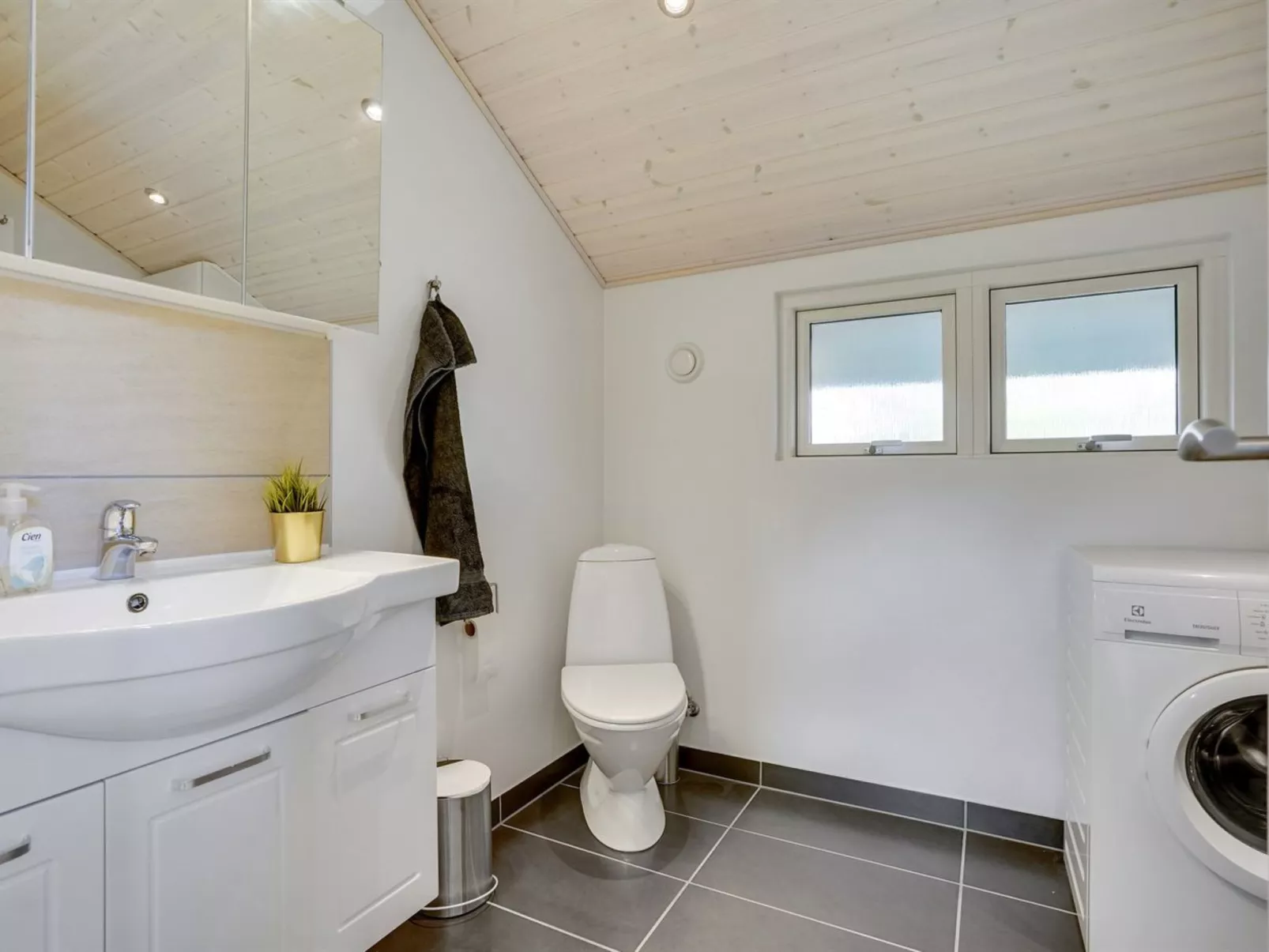 "Ingward" - 300m to the fjord-Dedans