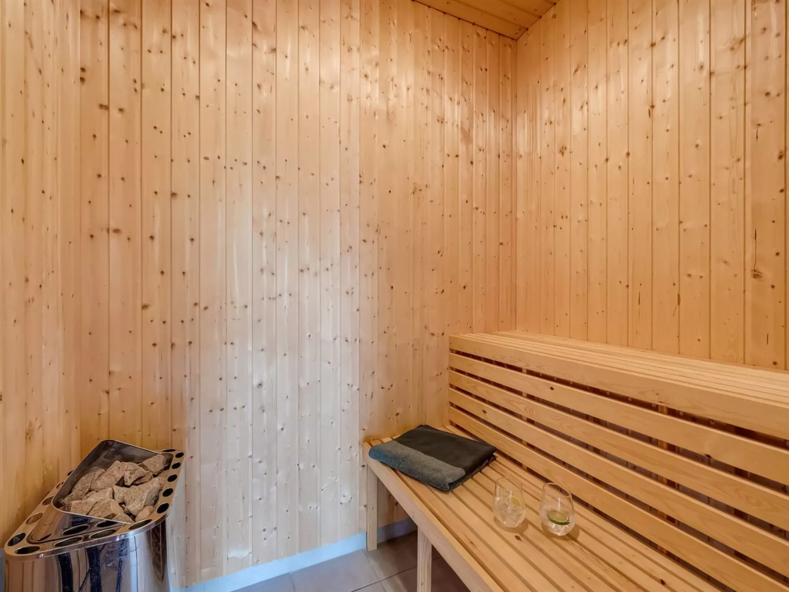 "Hedevig" - 800m to the fjord-Inside