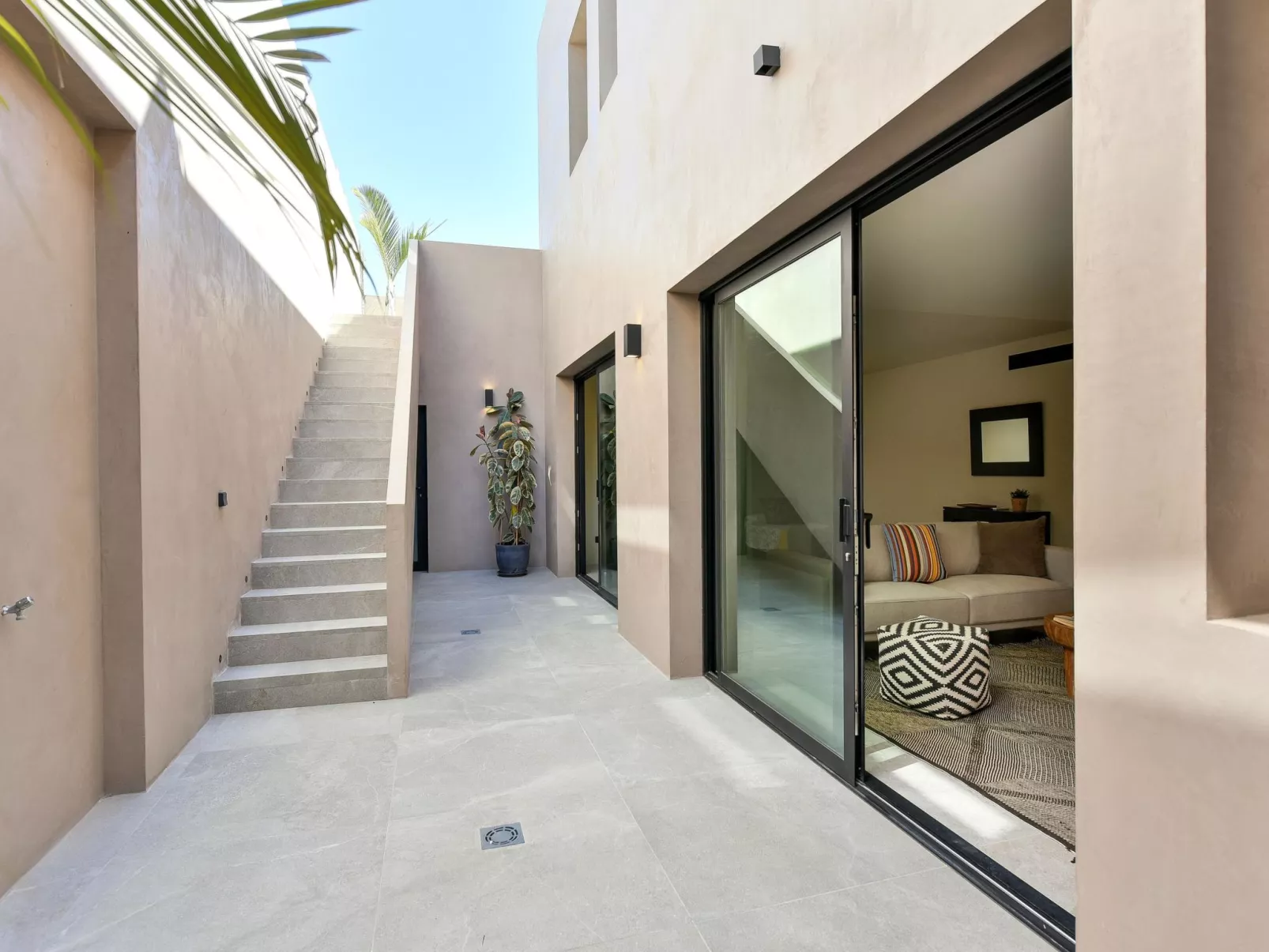 Almadies Tauro - Outside