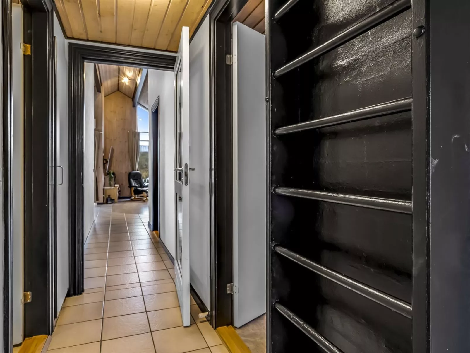 "Iida" - 100m from the sea-Drinnen