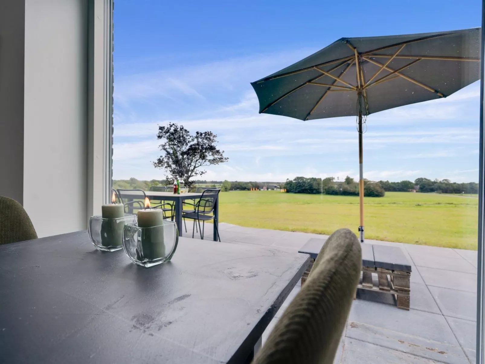 "Landuin" - 30km from the sea-Inside