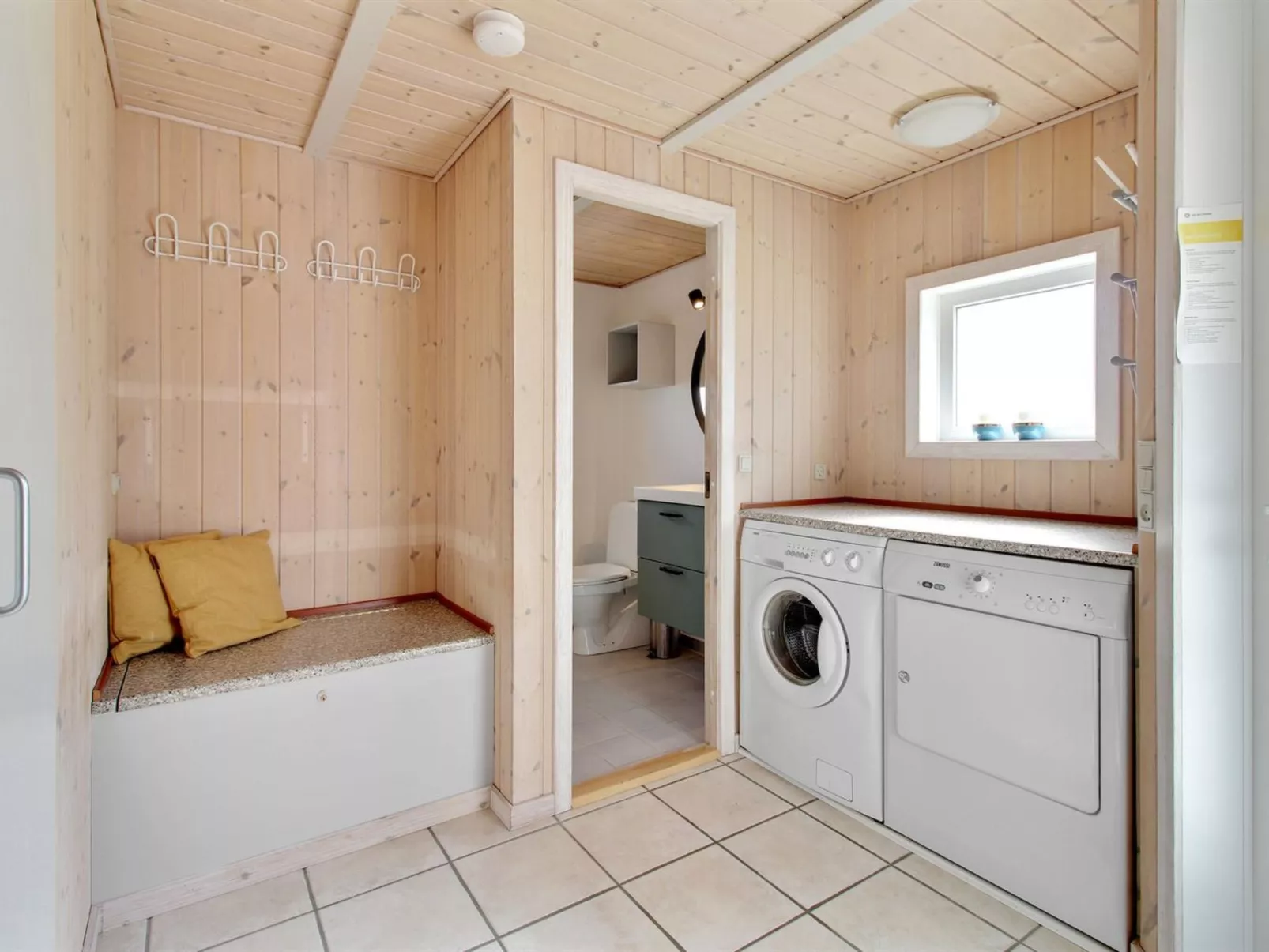 "Munder" - 1.2km to the fjord-Dedans