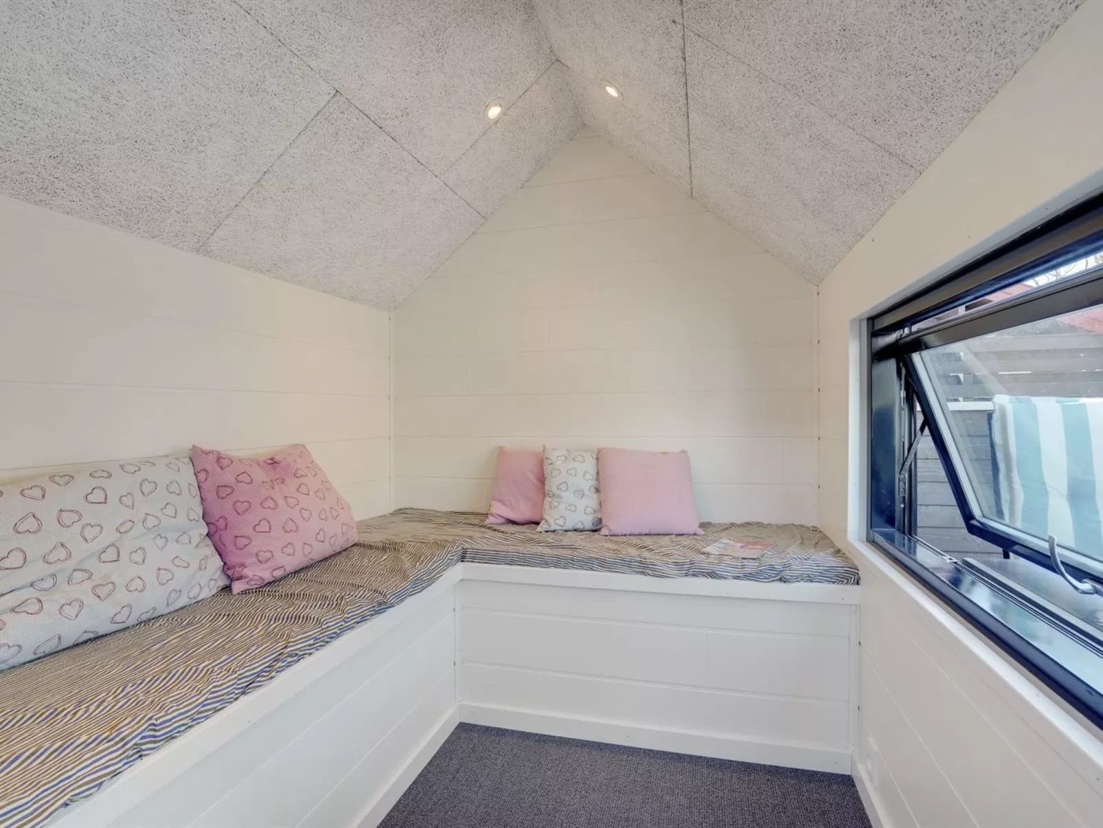 "Henrikke" - 500m to the fjord-Dedans