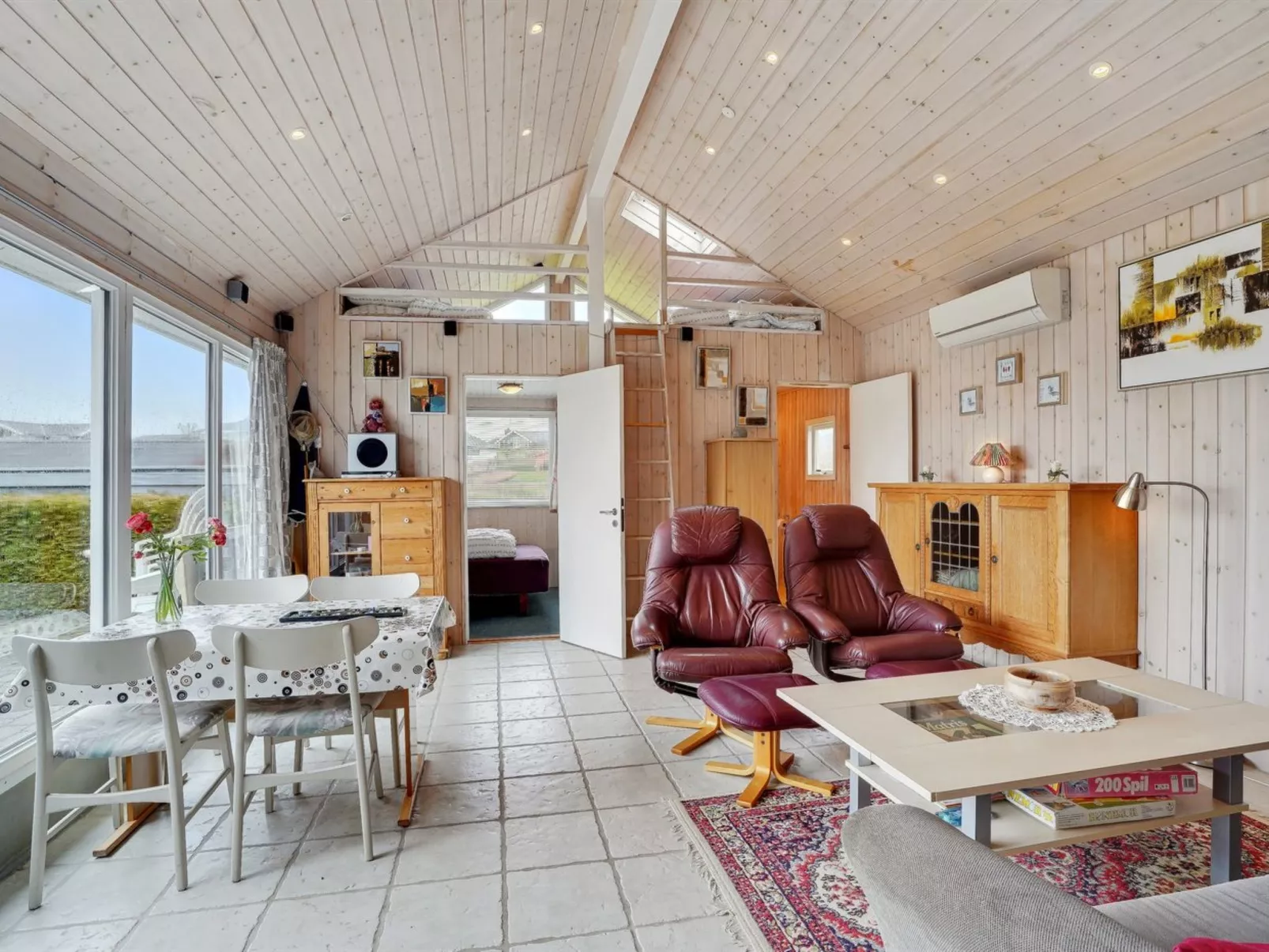 "Ormar" - 100m to the fjord-Drinnen