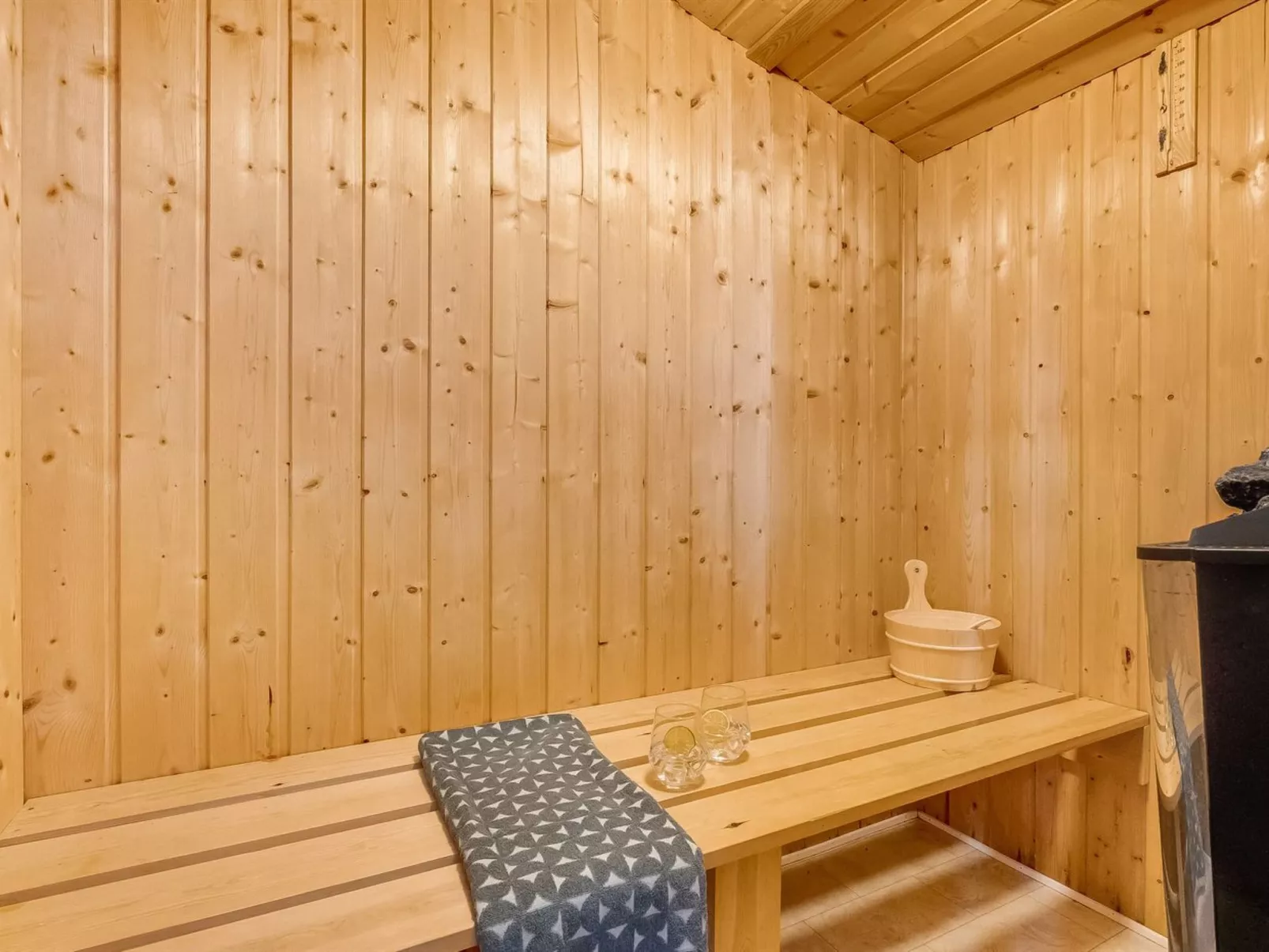 "Venla" -  from the sea-Drinnen