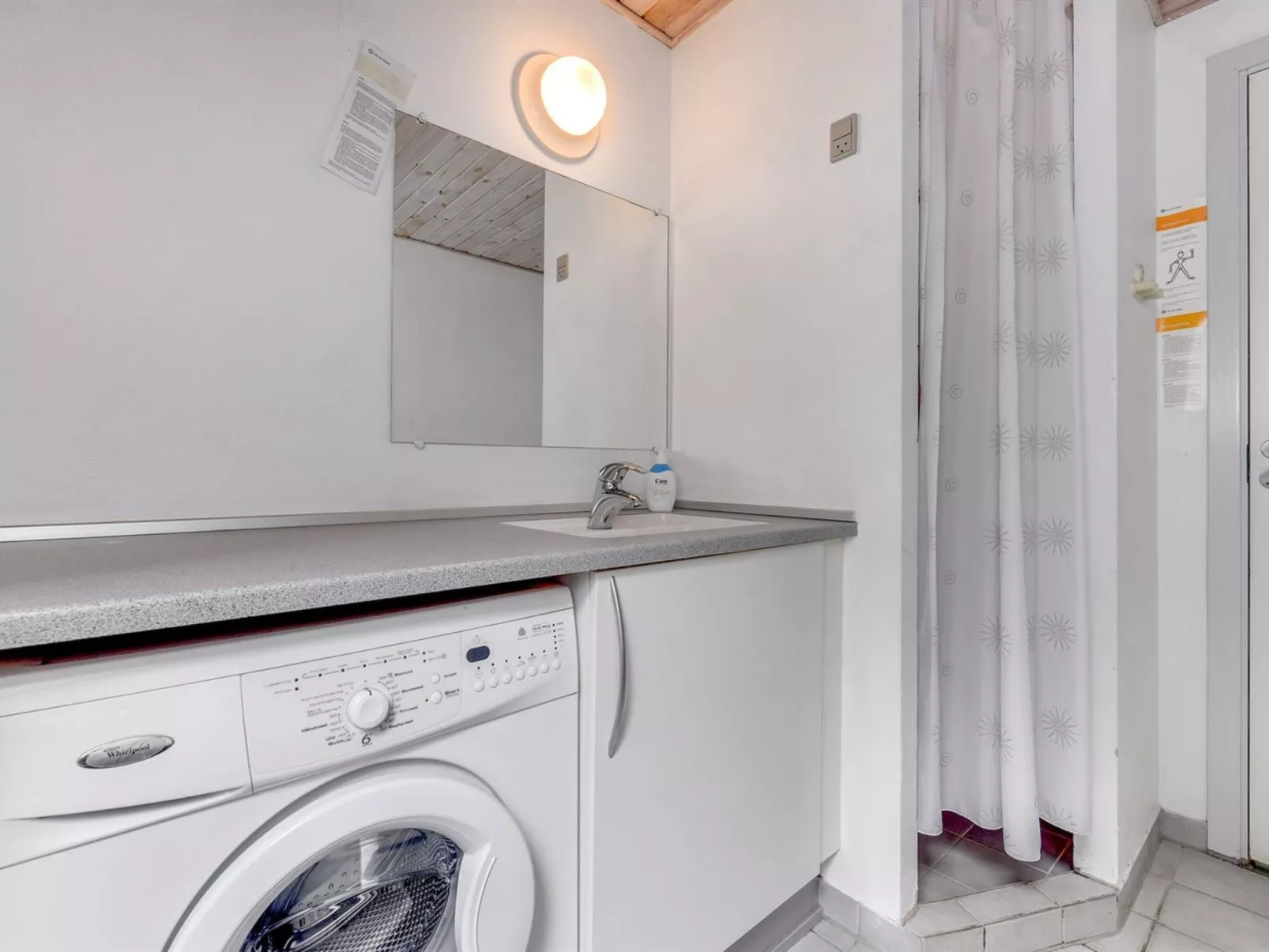 "Tabithe" - 2.2km from the sea-Inside