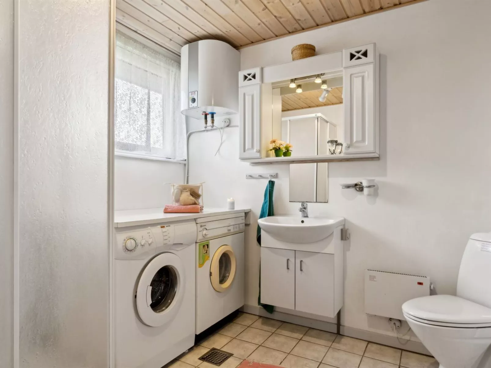 "Aletha" - 300m to the fjord-Drinnen