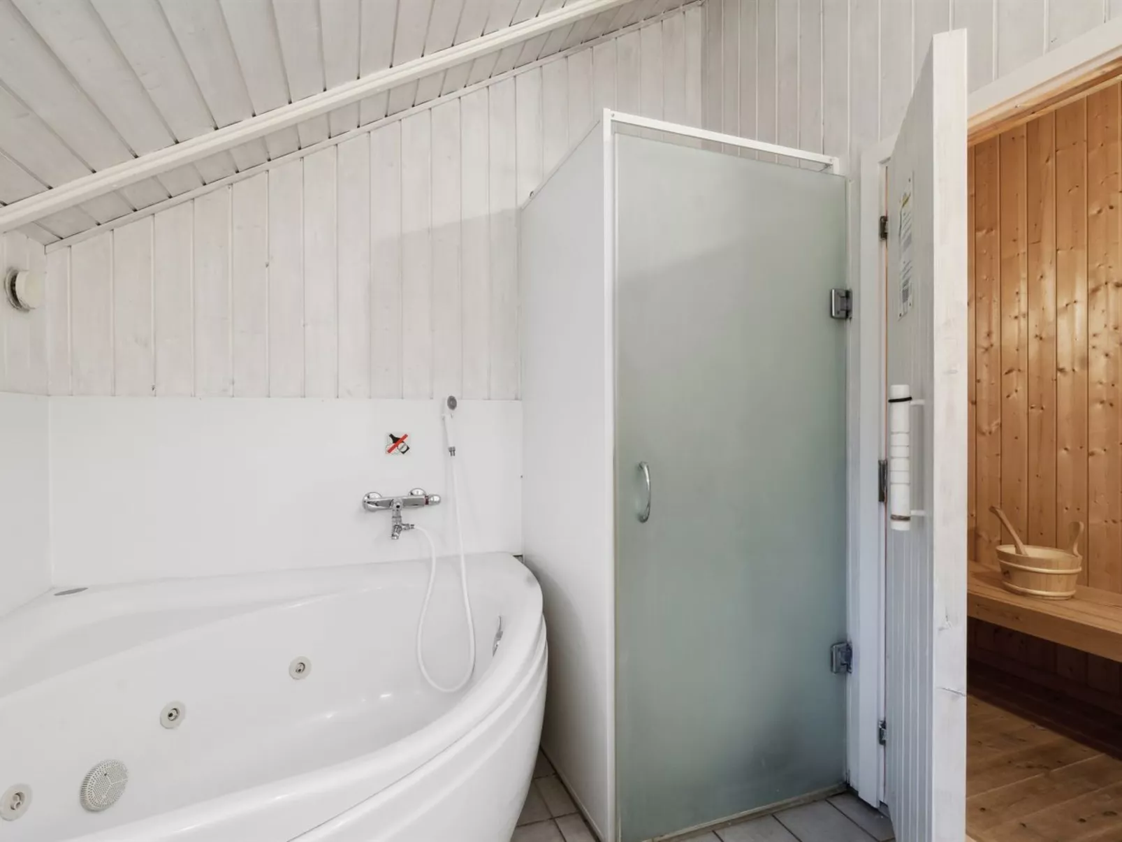 "Chrisse" - 250m from the sea-Inside