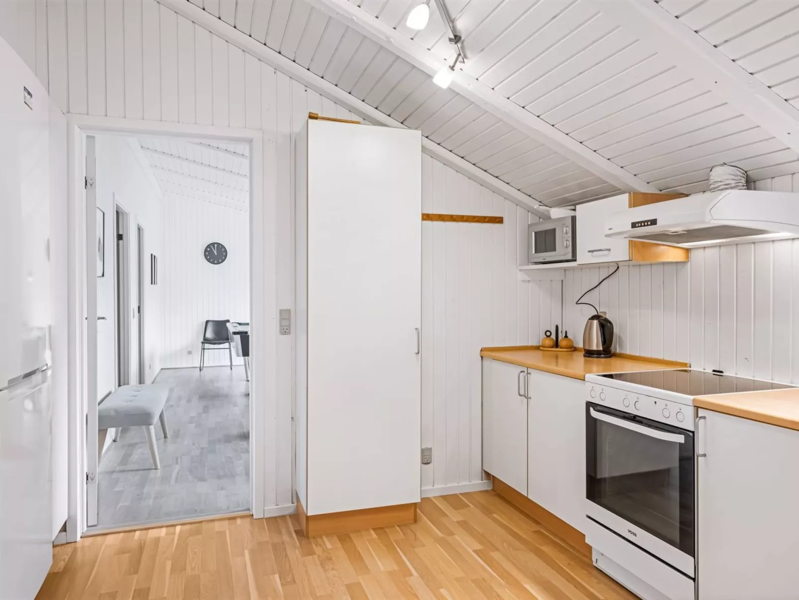 "Orm" - 2.3km from the sea-Drinnen