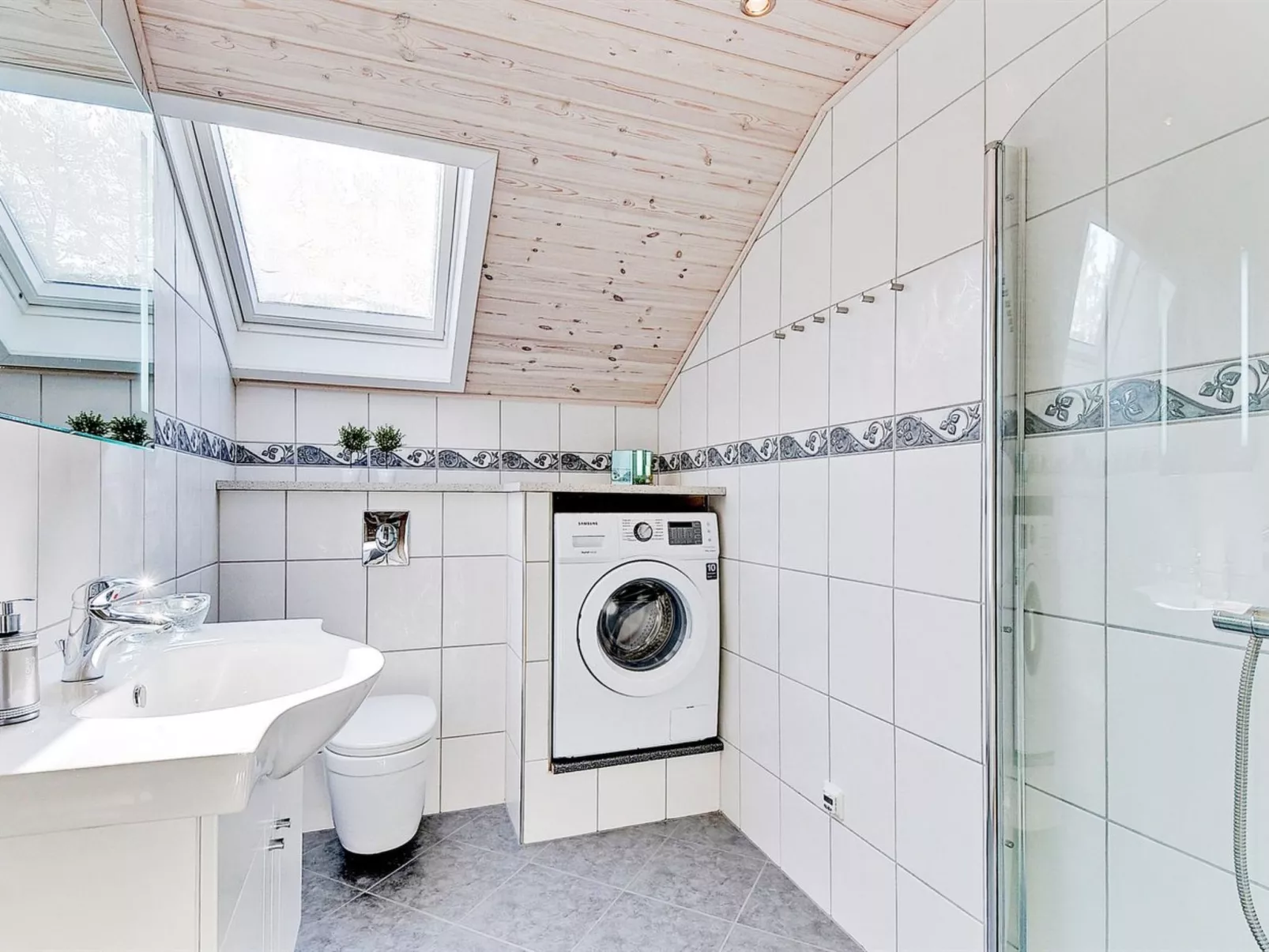 "Saila" - 500m to the fjord-Inside