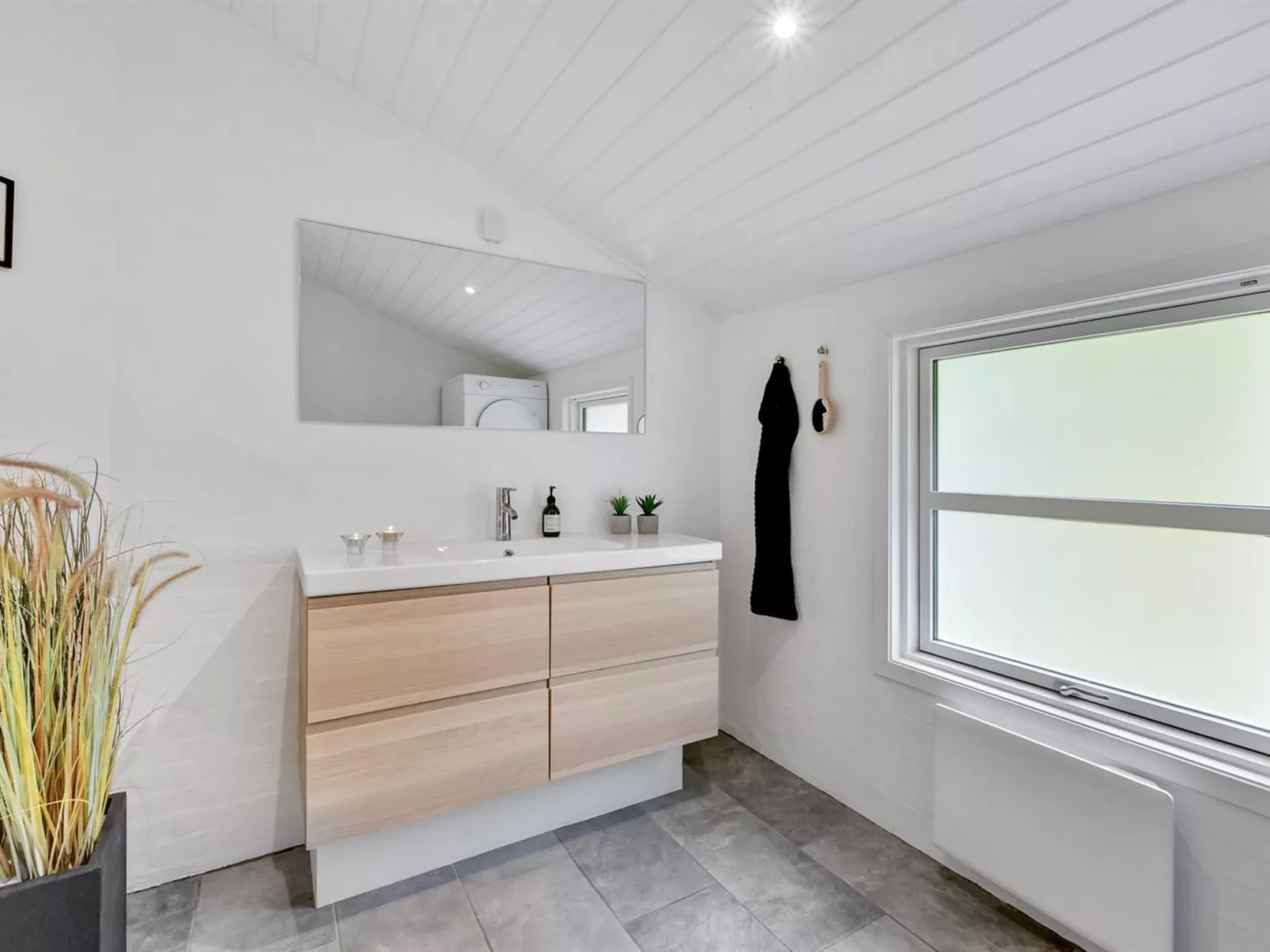 "Liviana" -  from the sea-Drinnen