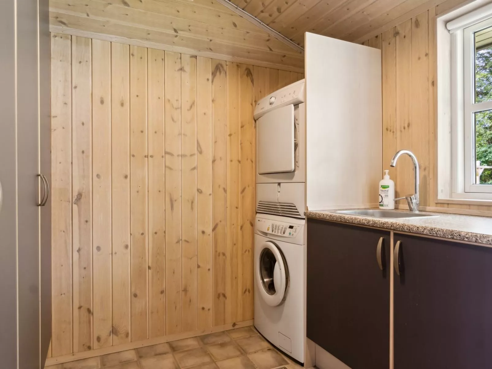 "Launo" - 1.1km to the fjord-Drinnen