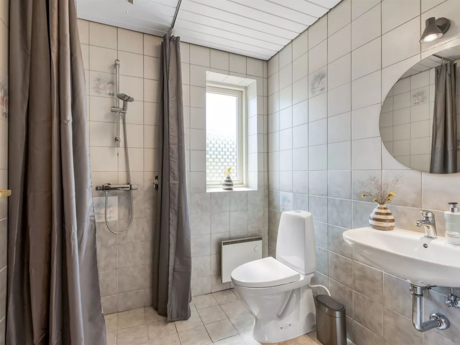 "Sissela" -  from the sea-Drinnen