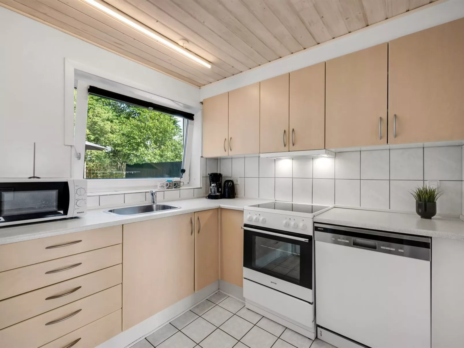 "Eino" - 150m from the sea-Drinnen