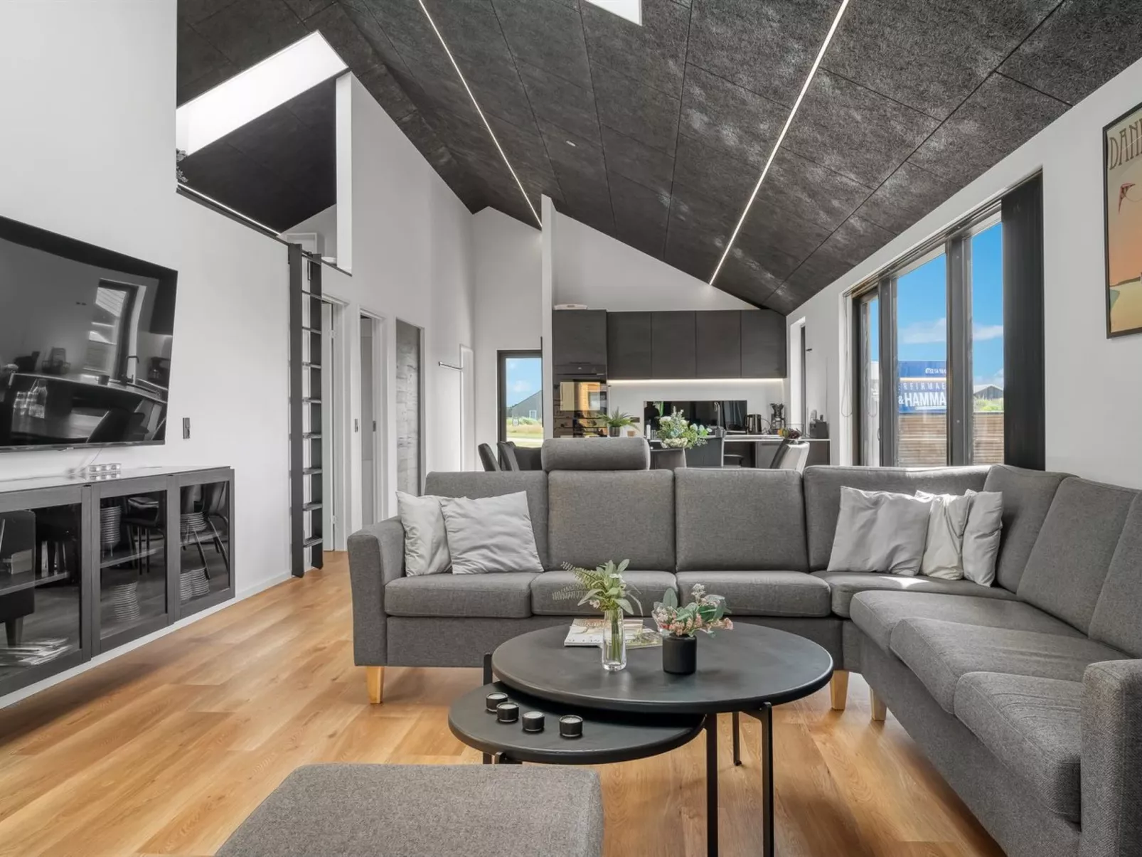 "Udder" - 1.5km from the sea-Inside