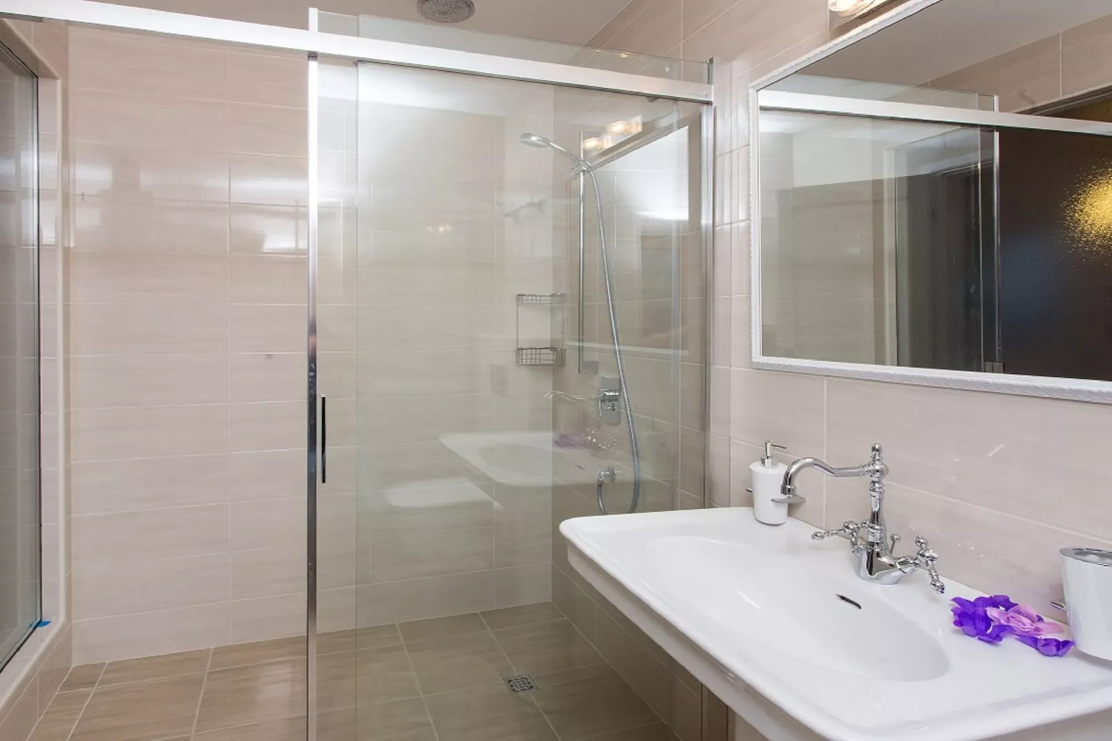 Villa Falcon Rook - Four-Bedroom Villa with Terrace and Swimming Pool-Salle de bain