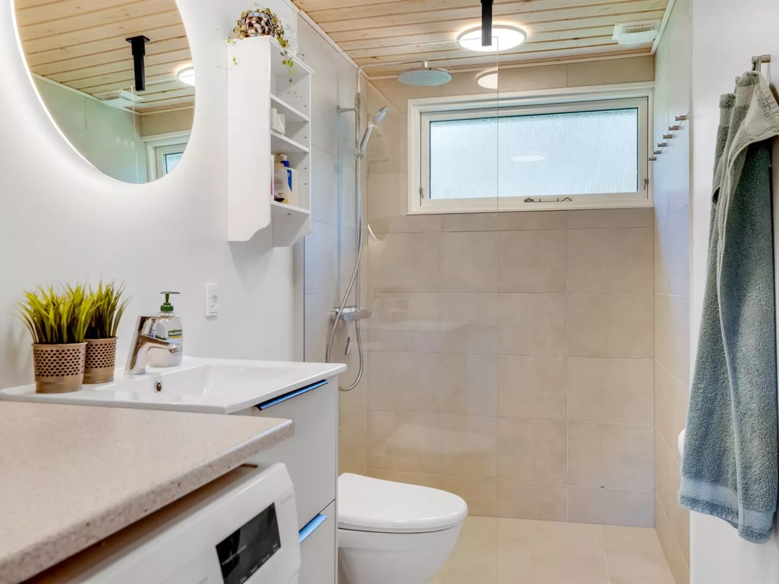 "Rajna" - 500m to the fjord-Drinnen