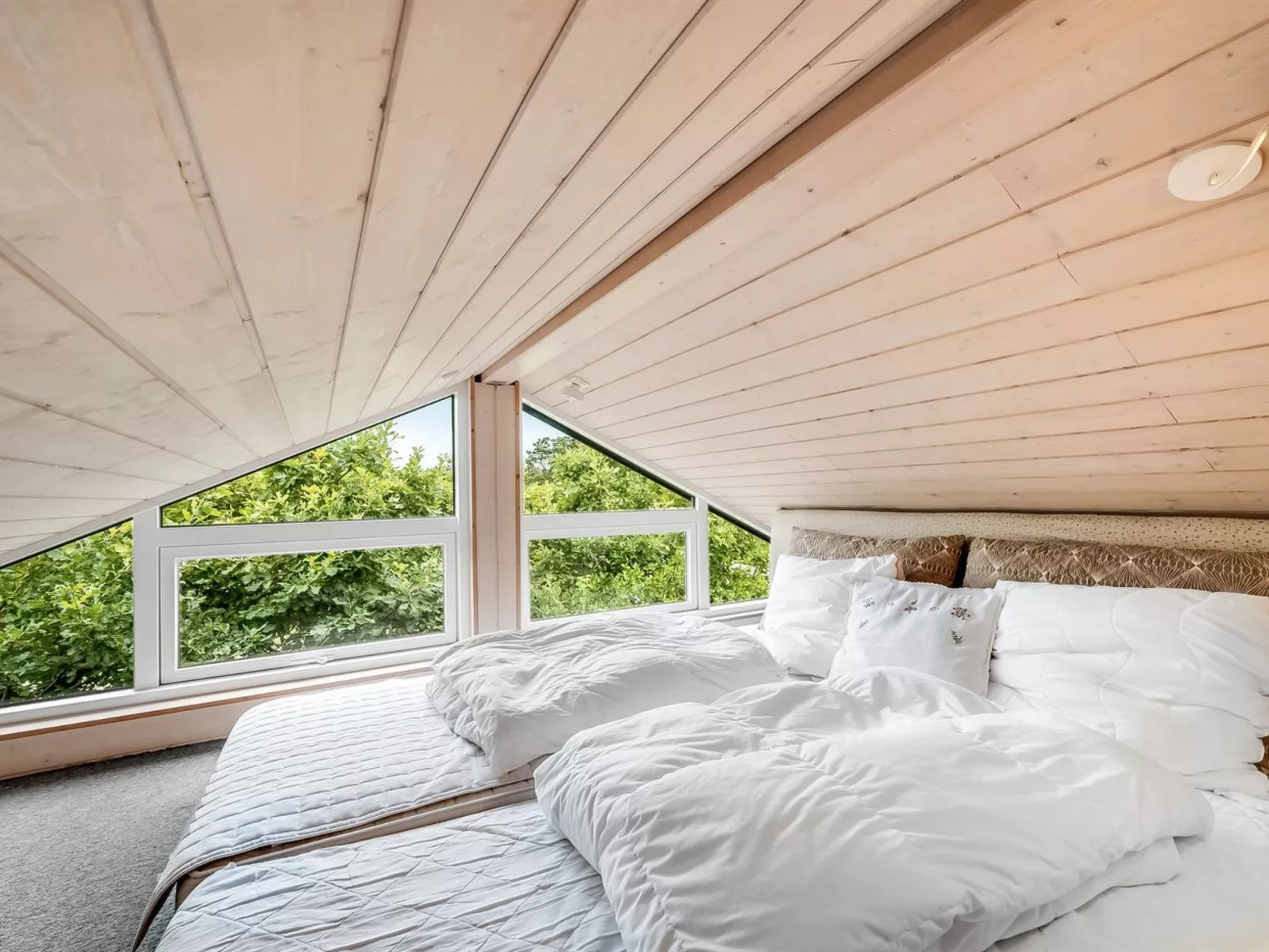 "Jarmunrek" - 400m to the fjord-Inside