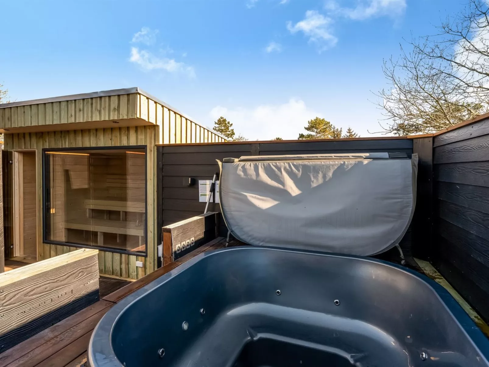 "Elisaveta" - 400m to the fjord-Drinnen